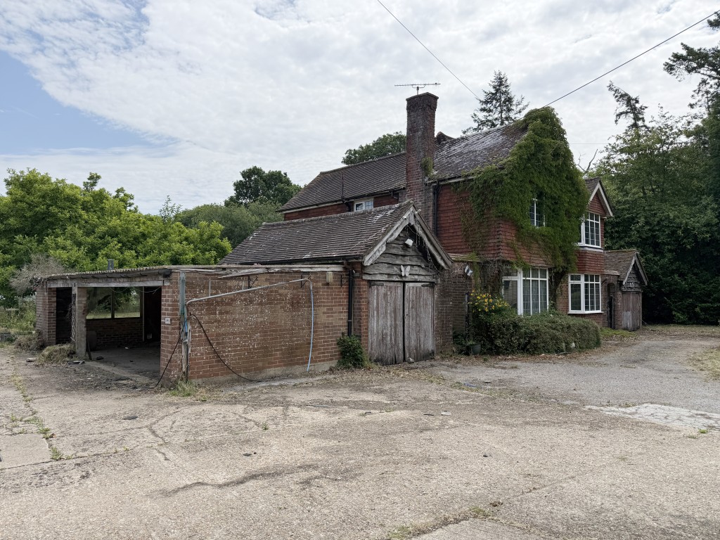 Lot: 68 - MIXED USE SITE WITH PLANNING COMPRISING TEN ACRES ADJACENT GATWICK AIRPORT - Main view of house from driveway